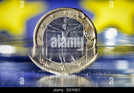 Italienische Eurocoin Wasser umspült, Schuldenkrise in Italien, Züricher Euromünze von Wasser Umspült, Schuldenkrise in Urbino Stockfoto