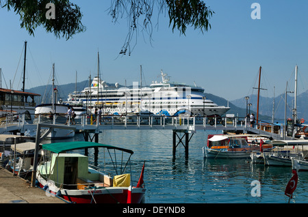 Hafen von Marmaris, Türkei. Kreuzfahrtschiff AIDA Diva am Kai. Stockfoto