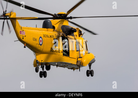 RAF GELBE SUCHE UND RETTUNG SEA KING HELIKOPTERFLUG IN Stockfoto