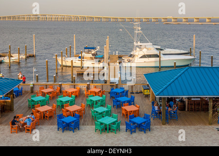 Private Boote angedockt an Jimmy Buffetts Margaritaville Kasino und Restaurant auf der Back Bay in Biloxi, MS Stockfoto