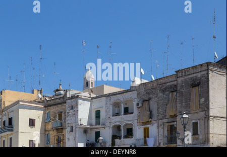 TV-Antennen auf Dächern von alten Häusern unter dem blauen Himmel, Bari, Italien. Stockfoto