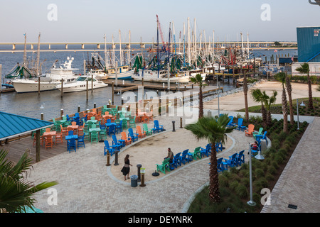 Private und gewerbliche Angelboote/Fischerboote angedockt, außen Jimmy Buffett Margaritaville Kasino und Restaurant in Biloxi, MS Stockfoto