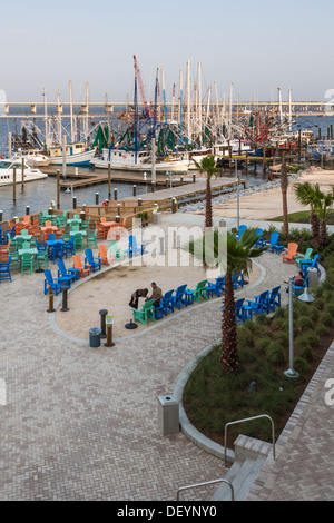 Private und gewerbliche Angelboote/Fischerboote angedockt, außen Jimmy Buffett Margaritaville Kasino und Restaurant in Biloxi, MS Stockfoto