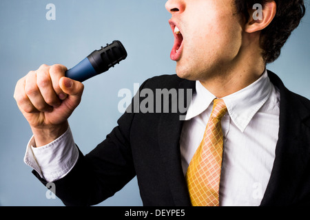 Junge Multi-rassischen Geschäftsmann ist Karaoke-singen Stockfoto