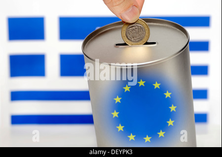 Sammlungen-Zinn mit EU-Zeichen vor der griechischen Flagge, symbolisches Bild der EU-Unterstützung für Griechenland Stockfoto