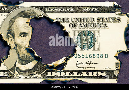 Verbrannten fünf-Dollar-Schein, symbolisches Bild für die Staatsverschuldung der USA Stockfoto