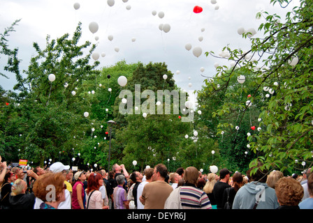 Beerdigung März in Erinnerung an die Opfer der Loveparade 2010, Teilnehmer freigeben weißen Ballon in die Luft bei der Stockfoto