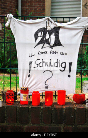 T-Shirts und Kerzen, Gedenken an die Opfer der Masse zerquetschen bei der Love Parade 2010, Duisburg, Ruhrgebiet Stockfoto
