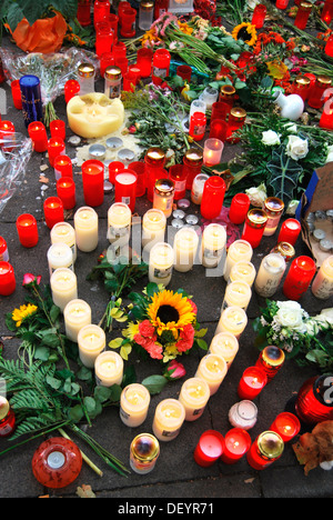Hunderte von Kerzen zum Gedenken an die Opfer der Masse zerquetschen bei der Love Parade 2010, Duisburg, Ruhrgebiet Stockfoto