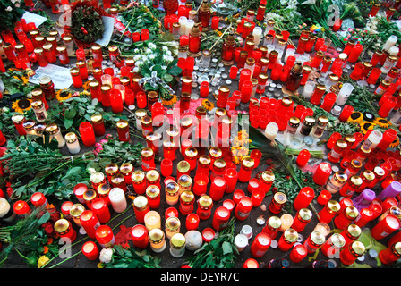 Hunderte von Kerzen zum Gedenken an die Opfer der Masse zerquetschen bei der Love Parade 2010, Duisburg, Ruhrgebiet Stockfoto