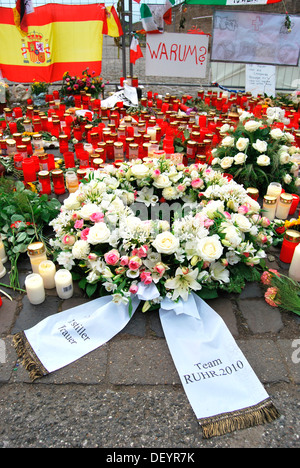 Kranz am Ort der Katastrophe, zum Gedenken an die Opfer der Menge Andrang bei der Love Parade 2010, Duisburg, Ruhrgebiet Stockfoto
