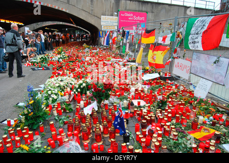 Hunderte von Kerzen und Blumen zum Gedenken an die Opfer der Masse zerquetschen bei der Love Parade 2010, Duisburg, Ruhrgebiet Stockfoto