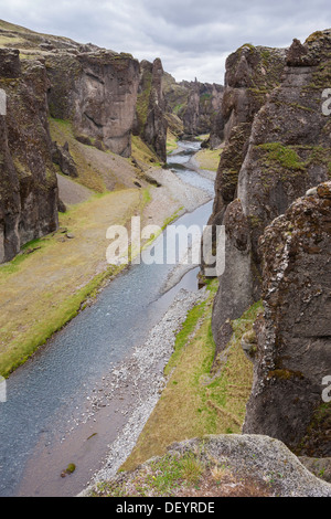 Fjadrargljufur Schlucht, Süd-Ost-Island, mit Fjaðrá Fluss fließt durch Sie Stockfoto