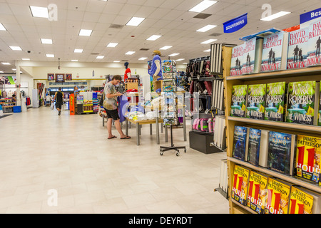 Frau shopping für T-shirts in den Basis-Austausch auf der MacDill Air Force Base in Biloxi, Mississippi zu speichern Stockfoto