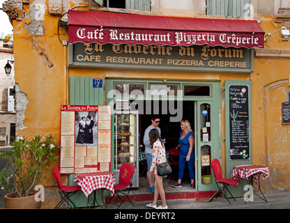 Place du Forum Arles Frankreich Provence Bar Pub Cafe Restaurant Stockfoto