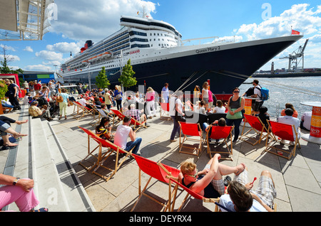 Kreuzfahrt Schiff Queen Mary 2 in das Kreuzfahrtterminal in der Hafen City Hamburg, Deutschland, Europa, Kreuzfahrtschiff Queen Mary 2 ein Stockfoto