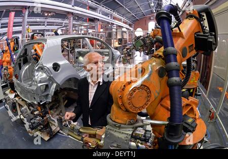 Chemnitz, Deutschland. 25. September 2013. Ehemaliger Mitarbeiter von dem VW-Werk Zwickau, Juergen Langner, blickt auf eine Robotorisierung Schweißanlage in das Industriemuseum in Chemnitz, Deutschland, 25. September 2013. Volkswagen Sachen GmbH spendete der Schweißanlage mit vier Industrieroboter sowie einen Körper Rahmen eines Golf 6 zum Museum. Foto: Hendrik Schmidt/Dpa/Alamy Live News Stockfoto