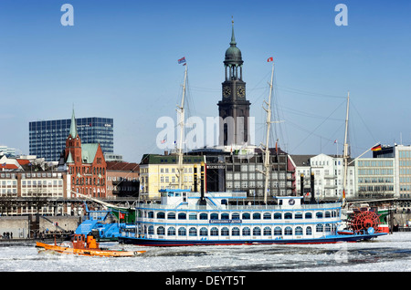 MS Louisiana Star, Schaufelrad-Dampfer und Eisbrecher Hugo Lentz in der winterlichen Hafen Hamburg, Hamburg Stockfoto