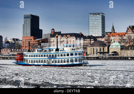 MS Louisiana Star, Schaufelrad-Dampfer in der winterlichen Hafen Hamburg, Hamburg Stockfoto