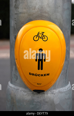 Akustische Hilfe für Blinde an einer Ampel für Fußgänger und Radfahrer Stockfoto