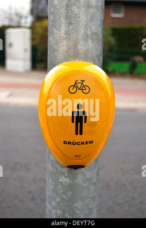 Akustische Hilfe für Blinde an einer Ampel für Fußgänger und Radfahrer Stockfoto