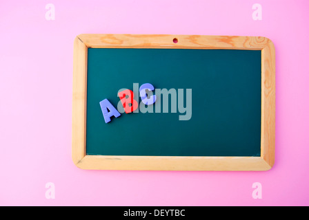 ABC, bunte magnetische Buchstaben auf eine Schultafel Stockfoto