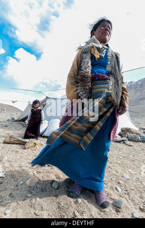 Indien, Jammu & Kashmir, Ladakh, eine nomadische Frau und ihre Tochter vor ihren hoch gelegenen Berg Zelt Stockfoto