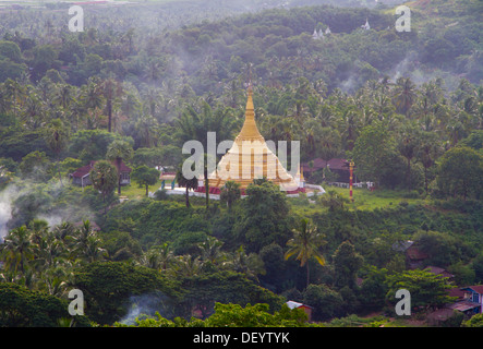 Eine buddhistische Stupa in Moke Ta Ma, Birma. Stockfoto