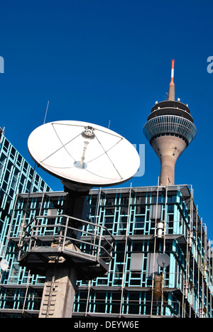 TV Sat-Übertragungssystem vor dem Gebäude des WDR lokalen TV-Studio hinter dem Rheinturm Radio und tv tower Stockfoto