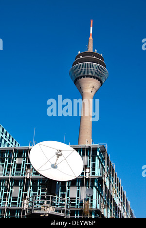 TV Sat-Übertragungssystem vor dem Gebäude des WDR lokalen TV-Studio hinter dem Rheinturm Radio und tv tower Stockfoto