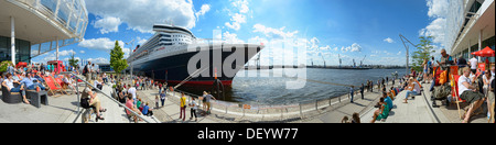 Kreuzfahrt Schiff Queen Mary 2 in das Kreuzfahrtterminal in der Hafen City Hamburg, Deutschland, Europa, Kreuzfahrtschiff Queen Mary 2 ein Stockfoto