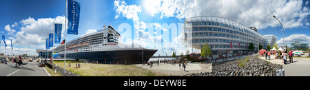 Kreuzfahrt Schiff Queen Mary 2 in das Kreuzfahrtterminal in der Hafen City Hamburg, Deutschland, Europa, Kreuzfahrtschiff Queen Mary 2 ein Stockfoto