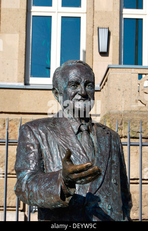 Lebensgroße Bronzestatue von Johannes Rau, ehemaliger Bundespräsident der Bundesrepublik Deutschland, vom Künstler Ann Weers Lacey, es befindet sich vor der Stockfoto