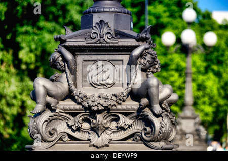 Historische Laterne auf der Lombardsbrücke Brücke in Hamburg Stockfoto