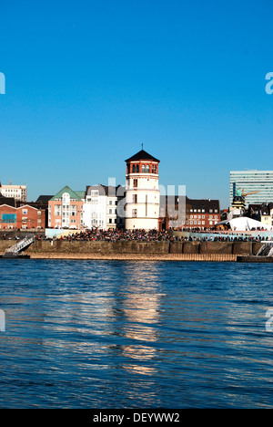 Blick über den Rhein zu seinen Tower, Hauptsitz des Schifffahrtsmuseum oder Maritime Museum am Ufer des die Stockfoto