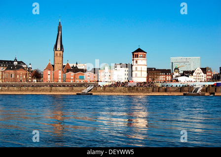 Blick über den Rhein, die Basilika St. Lambertus und seinen Tower, Sitz der das Schifffahrtsmuseum oder Stockfoto