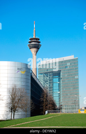 Zentrum von Nokia Siemens Networks Entwicklungsunternehmen vor Rheinturm Turm und das Stadttor-Gebäude, Medienhafen Stockfoto