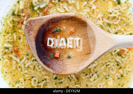 "Diaet", Deutsch für "Diät", geschrieben mit Nudeln Buchstaben auf einem hölzernen Löffel, Deutschland Stockfoto