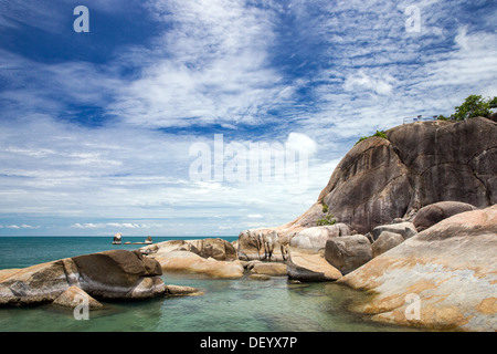 Blaues Meer und blauer Himmel Stockfoto