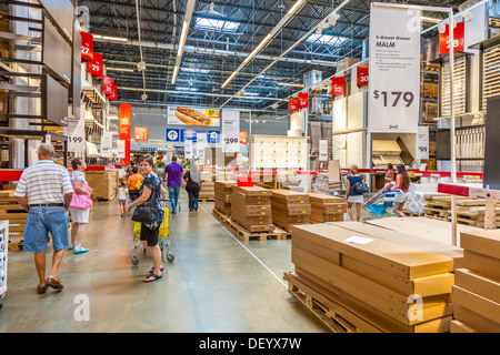 Kunden im Lager Teil des IKEA home store Stockfoto