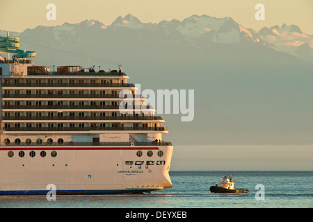 Luxus-Kreuzfahrtschiff Carnival Miracle und Schlepper-Victoria, British Columbia, Kanada. Stockfoto