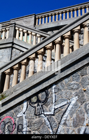 Graffiti und Stufen hinunter die Murazzi del Po-Turin-Piemont-Italien Stockfoto