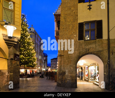 Goldenes Dachl oder Goldene Dachl in der Altstadt an Weihnachten Zeit, Innsbruck, Tirol, Österreich Stockfoto