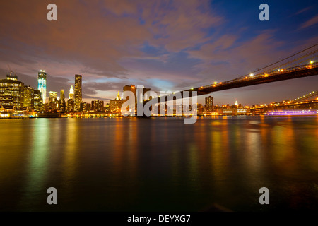 Blick vom Brooklyn über den East River auf die Skyline von Manhattan und Brooklyn Bridge, New York City, USA Stockfoto