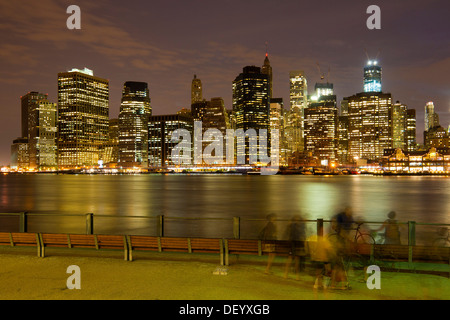 Brooklyn Waterfront, Blick auf den East River auf die Skyline von Manhattan, New York City, USA Stockfoto