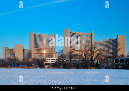 Das Vienna International Center, UNO-HQ, über einen gefrorenen See, Wien, Wiener, Österreich Stockfoto