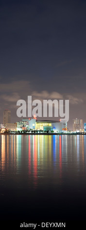 Vertikales Panorama von der American Airlines Arena in Miami in der Nacht, Miami, Florida, Vereinigte Staaten von Amerika Stockfoto