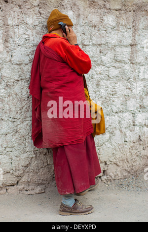 Indien, Jammu & Kashmir, Ladakh, Mönch in einem Vlies Hut und roten Roben sprechen auf sein Handy im Hemis Kloster Stockfoto