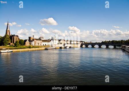 Maas oder Maas bei Maastricht Niederlande mit Sint Servaasbrug oder St.-Servatius-Brücke rechts frame Stockfoto