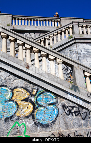 Graffiti und Stufen hinunter die Murazzi del Po-Turin-Piemont-Italien Stockfoto